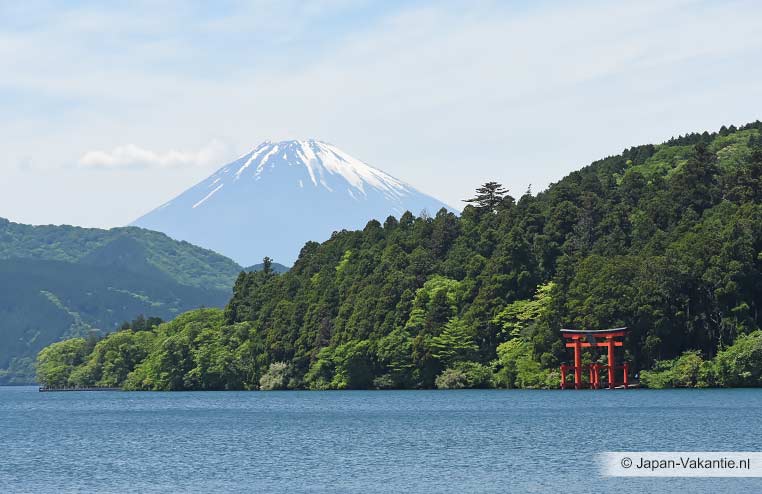 Uitzicht over het Ashinokomeer en Mount Fuji in Hakone