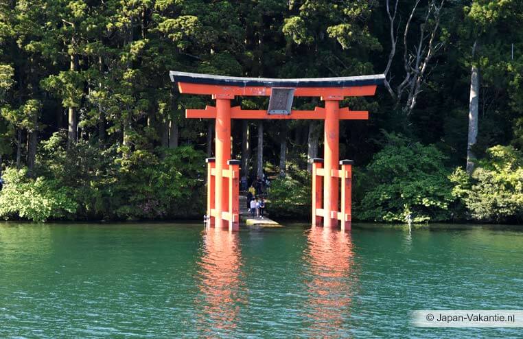 rode Torii van de Hakone Shrine